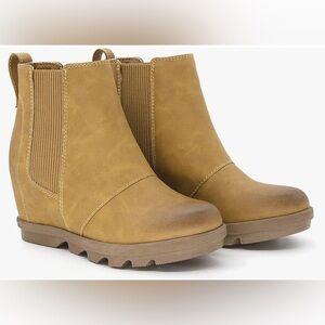 NWOB - Athlefit Women's Tan Waterproof Ankle Wedge Booties - Size 8